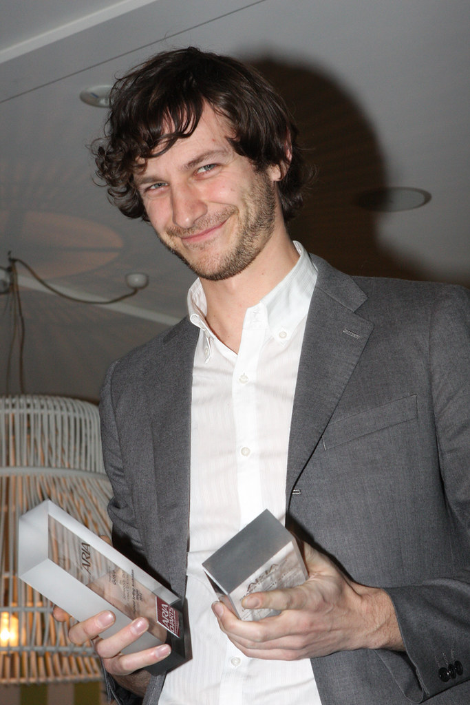 "Gotye" by Eva Rinaldi Celebrity Photographer is licensed under CC BY-SA 2.0.